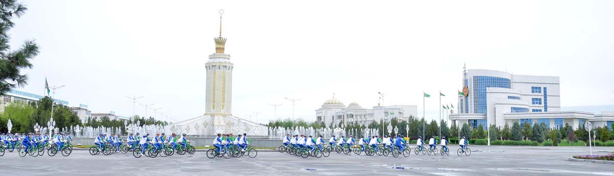 Türkmenistanyň Prezidenti Serdar Berdimuhamedow köpçülikleýin welosipedli ýörişe gatnaşdy